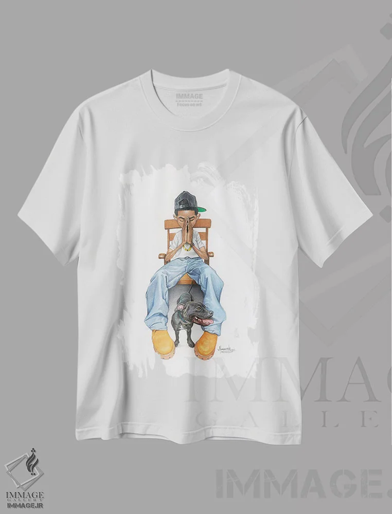 تیشرت سفید طرح دار – تیشرت کاریکاتور ,"پسربچه دعا" اثر ماناسه جانسون immage.ir