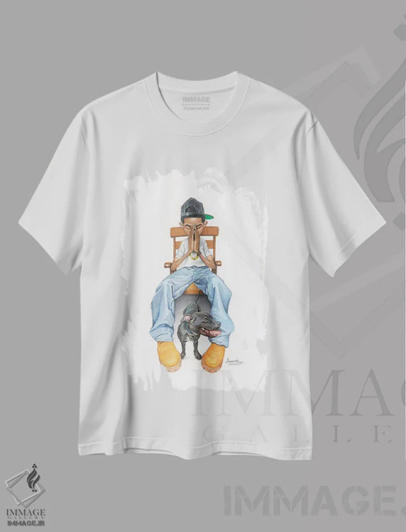تیشرت سفید طرح دار – تیشرت کاریکاتور ,"پسربچه دعا" اثر ماناسه جانسون immage.ir