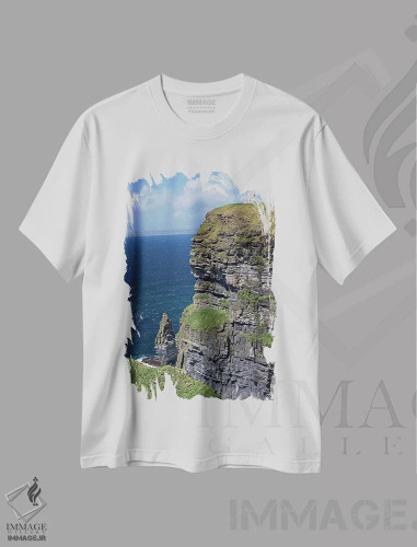 تیشرت سفید طرح دار – تیشرت طبیعت ,صخره های تماشایی موهر و برج اوبراین زیر آسمان آبی و ابرهای پفی سفید با موج های اقیانوس اطلس در پایین اثر مریلین پارور فروشگاه ایماژ
