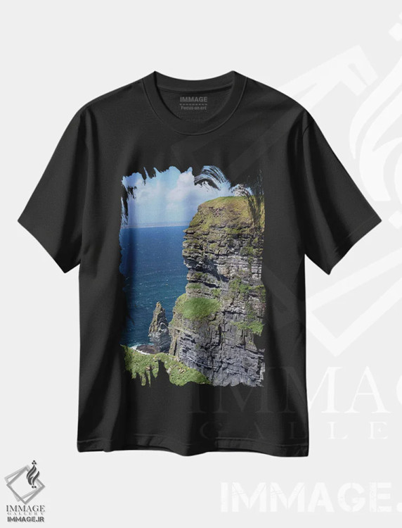 تیشرت مشکی طرح دار – تیشرت طبیعت ,صخره های تماشایی موهر و برج اوبراین زیر آسمان آبی و ابرهای پفی سفید با موج های اقیانوس اطلس در پایین اثر مریلین پارور immage.ir