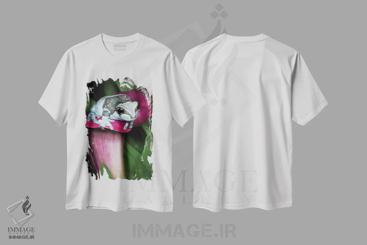 تیشرت سفید طرح دار – تیشرت حیوانات ,قورباغه شیرآبی روی یک گل اثر مارسا پرایور فروشگاه ایماژ
