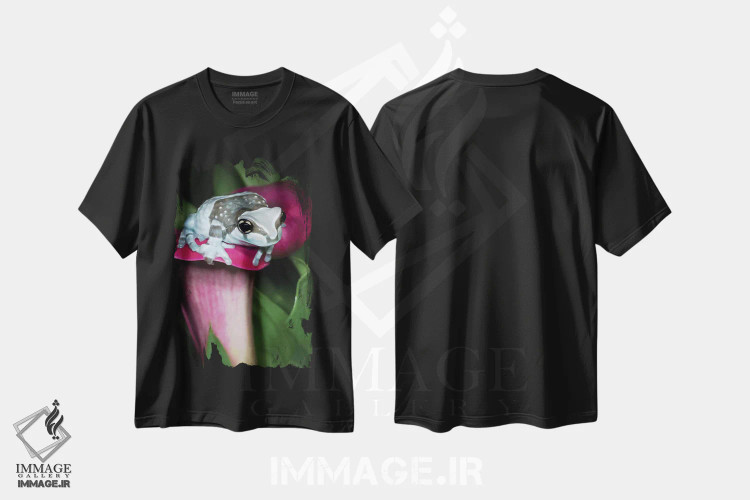 تیشرت مشکی طرح دار – تیشرت حیوانات ,قورباغه شیرآبی روی یک گل اثر مارسا پرایور immage.ir