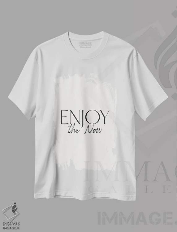 تیشرت سفید طرح دار – تیشرت انگیزشی ,جمله لذت بردن از اکنون اثر مامبو آرت استودیو فروشگاه ایماژ