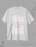 تیشرت سفید طرح دار – تیشرت تایپوگرافی ,اوه عزیزم، این جهان دیوانه است اثر مامبو آرت استودیو immage.ir