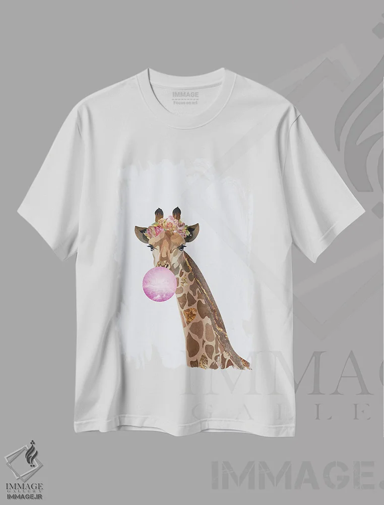 تیشرت سفید طرح دار – تیشرت فانتزی ,زرافه آدامسی اثر سارا مانوفسکی فروشگاه ایماژ