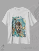 تیشرت سفید طرح دار – تیشرت حیوانات ,پلنگ کنجکاو در جنگل اثر سارا مانوفسکی immage.ir