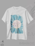 تیشرت سفید طرح دار – تیشرت بوهو ,خورشید فیروزه ای و پرندگان بوهو اثر سارا مانوفسکی immage.ir