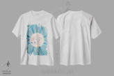 تیشرت سفید طرح دار – تیشرت بوهو ,خورشید فیروزه ای و پرندگان بوهو اثر سارا مانوفسکی immage.ir