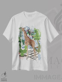 تیشرت سفید طرح دار – تیشرت فانتزی ,زرافه با گیاهان خانگی اثر سارا مانوفسکی فروشگاه ایماژ