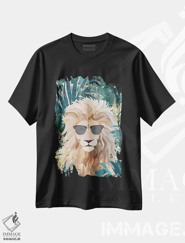 تیشرت مشکی طرح دار – تیشرت طبیعت ,شیر در جنگل اثر سارا مانوفسکی فروشگاه ایماژ