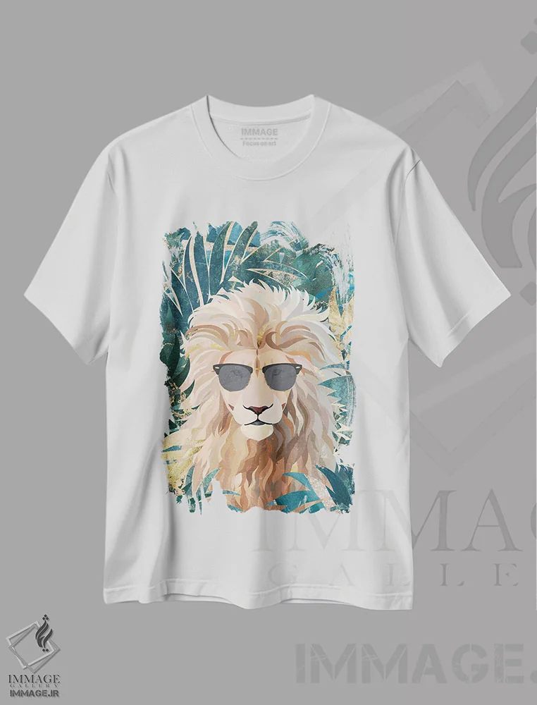 تیشرت سفید طرح دار – تیشرت طبیعت ,شیر در جنگل اثر سارا مانوفسکی immage.ir