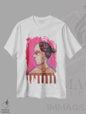 تیشرت سفید طرح دار – تیشرت گرافیکی مدرن ,زن دودویی اثر آدوبی مایداز مکین دی فروشگاه ایماژ