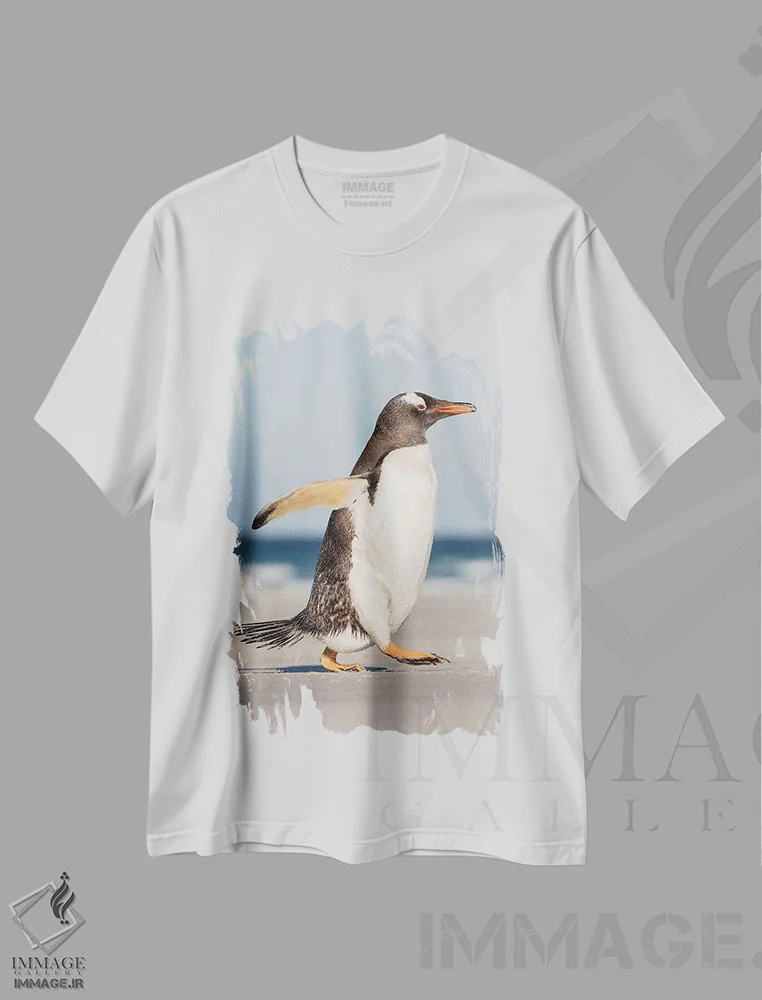 تیشرت سفید طرح دار – تیشرت عکاسی طبیعت ,پنگوئن جنتو در جزایر فالکلند، در حال رژه به سمت کلونی هنگام عصر اثر مارتین زویک immage.ir