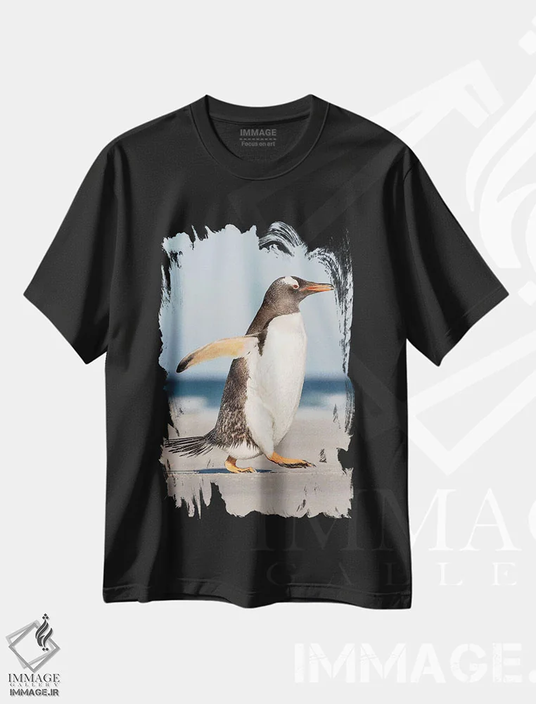 تیشرت مشکی طرح دار – تیشرت عکاسی طبیعت ,پنگوئن جنتو در جزایر فالکلند، در حال رژه به سمت کلونی هنگام عصر اثر مارتین زویک فروشگاه ایماژ