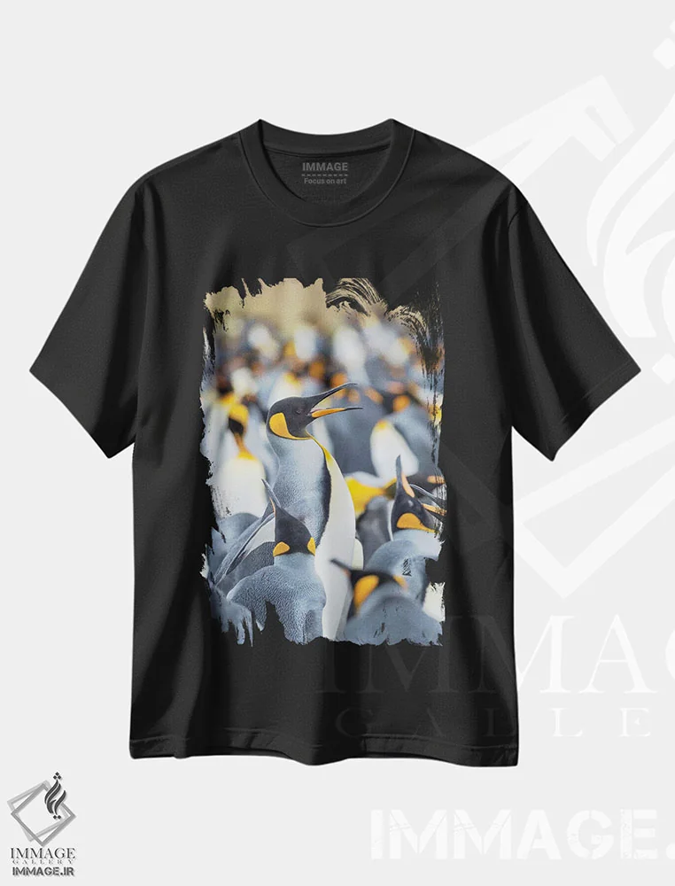 تیشرت مشکی طرح دار – تیشرت حیوانات ,Falkland Islands.,پنگوئن شاه بالغ در حال دویدن میان کلونی و نوک خوردن از همسایگان، جزایر فالکلند اثر مارتین زویک فروشگاه ایماژ