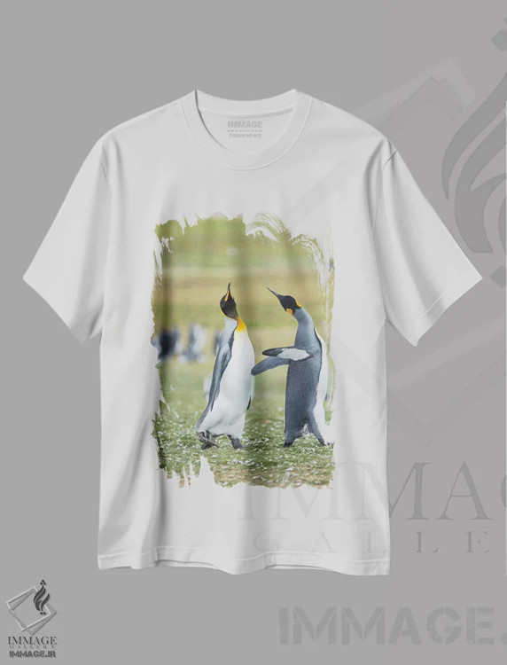 تیشرت سفید طرح دار – تیشرت حیوانات ,نمایش خواستگاری پنگوئن شاه در جزایر فالکلند اثر مارتین زویک فروشگاه ایماژ