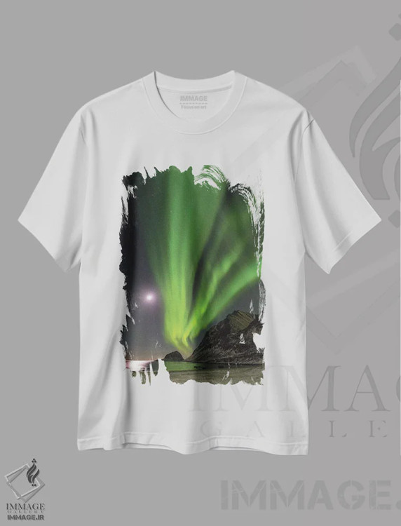 تیشرت سفید طرح دار – تیشرت طبیعت ,island Vestvagoy. Lofoten Islands. Norway II,شفق قطبی بالای ساحل هاوکلند، جزیره وستواگوی، جزایر لوفوتن، نروژ اثر مارتین زویک immage.ir