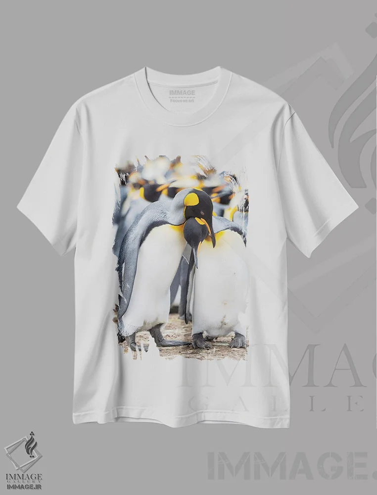 تیشرت سفید طرح دار – تیشرت حیوانات ,نمایش خواستگاری پنگوئن شاه در جزایر فالکلند اثر مارتین زویک فروشگاه ایماژ