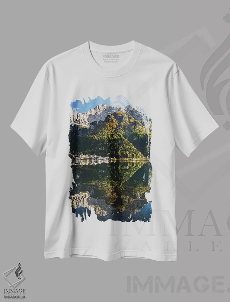 تیشرت سفید طرح دار – تیشرت طبیعت ,Dolomites, Veneto, Italy,دهکده آلگه کنار دریاچه آلگه در دامنه کوه چیوتا، دولومیت ها، ونتو، ایتالیا اثر مارتین زویک فروشگاه ایماژ