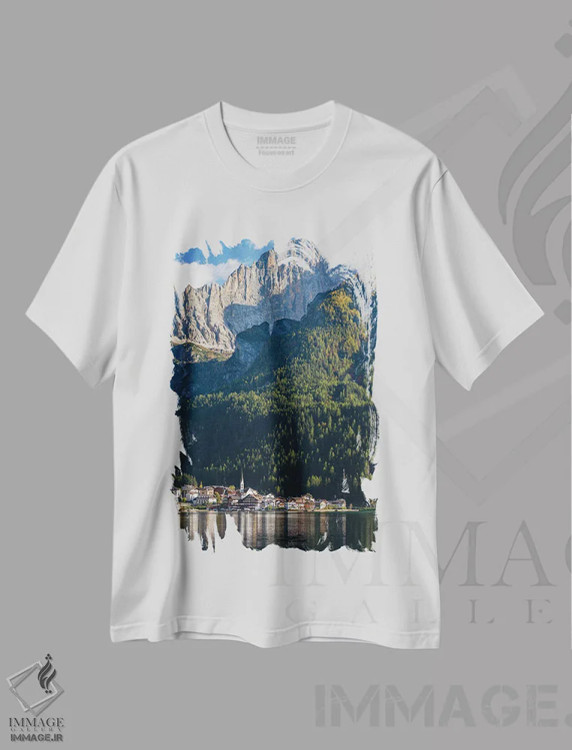 تیشرت سفید طرح دار – تیشرت منظره ,an icon of the dolomites in the Veneto, Italy,دهکده آلگه کنار دریاچه آلگه در پای قله چیوتا، نماد دولومیت های ونتو، ایتالیا اثر مارتین زویک immage.ir