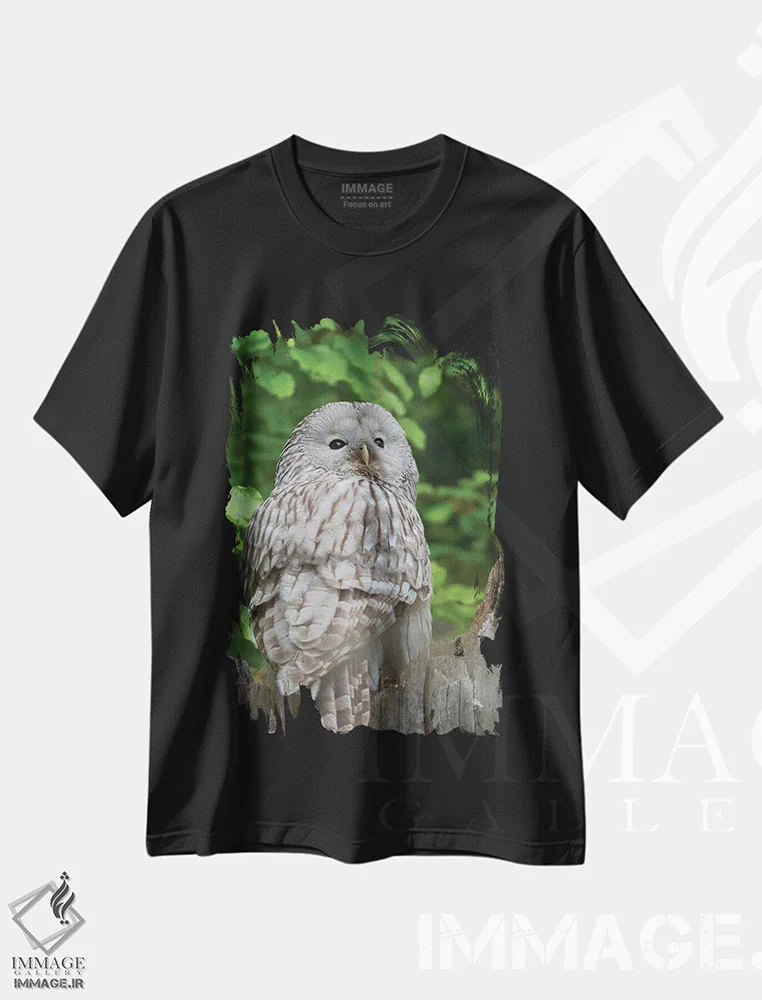 تیشرت مشکی طرح دار – تیشرت طبیعت ,Germany, Bavaria,جغد اورال. بالغ در ورودی لانه در سوراخ درخت، پارک ملی جنگل باواریا، آلمان اثر مارتین زویک immage.ir