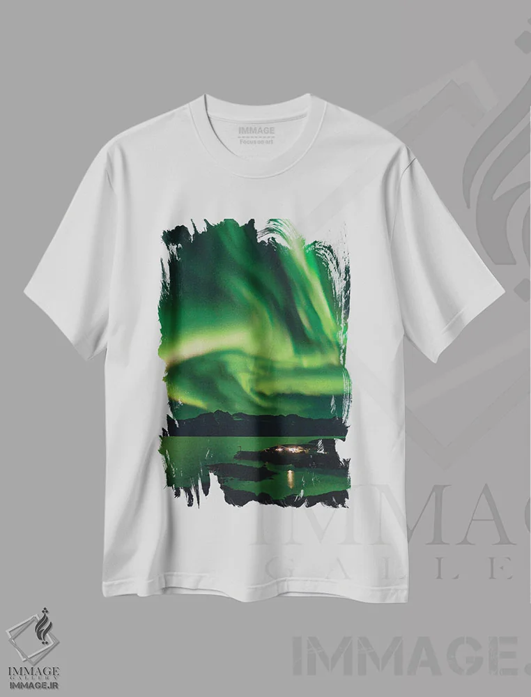 تیشرت سفید طرح دار – تیشرت طبیعت ,Danish Territory,شفق شمالی بر فراز منطقه مسکونی کومیت، بخش آماسالیک در شرق گرینلند، قلمرو دانمارک اثر مارتین زویک فروشگاه ایماژ