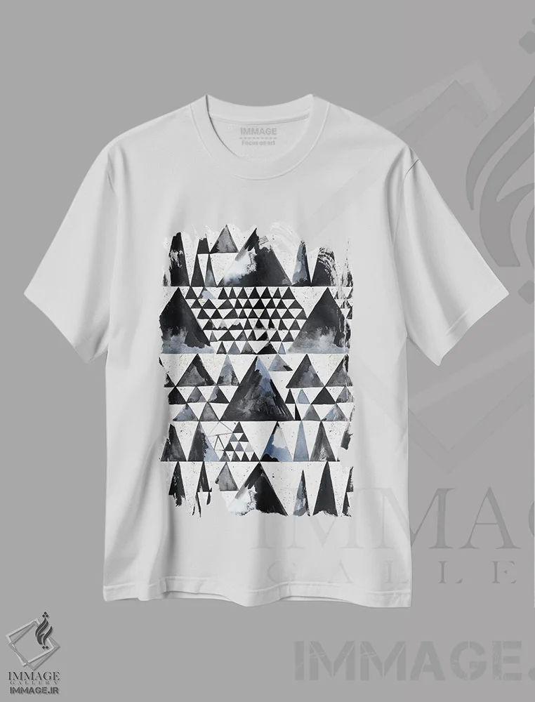 تیشرت سفید طرح دار – تیشرت انتزاعی ,مثلث های مینیمال اسکاندی ژاپنی با مرکب اثر نینولا دیزاین immage.ir