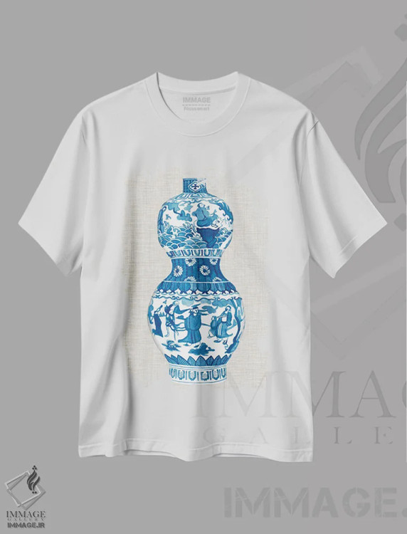 تیشرت سفید طرح دار گلدان مینگ روی کتان چهارم، دکور آسیایی اثر نائومی مک کاویت | immage.ir