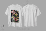 تیشرت سفید طرح دار گل های تیره یک اثر نائومی مک کاویت | immage.ir