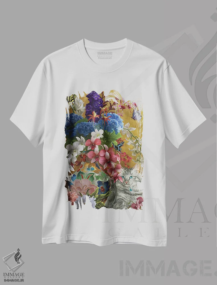 تیشرت سفید طرح دار گربه زرین و گل ها، هنر دیجیتال اثر نه نه توماس | فروشگاه ایماژ