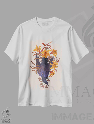 تیشرت سفید طرح دار در میان زنبق ها، هنر دیجیتال اثر نورا پوتوورا | فروشگاه ایماژ