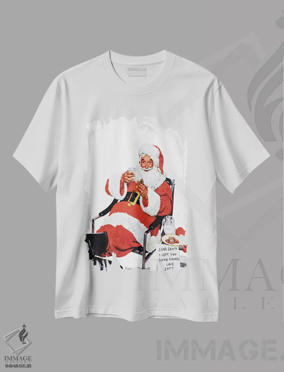 تیشرت سفید طرح دار بابانوئل در حال خوردن شیر و شیرینی، هنر فاخر کلاسیک اثر نورمن راکول | فروشگاه ایماژ