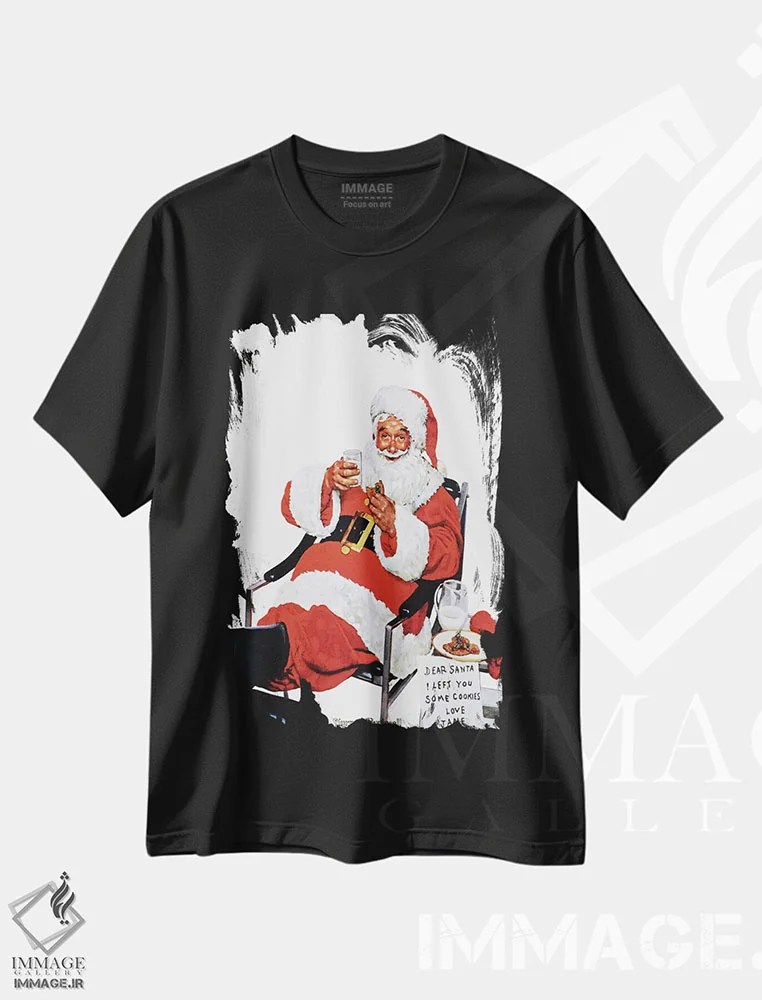 تیشرت مشکی طرح دار بابانوئل در حال خوردن شیر و شیرینی، هنر فاخر کلاسیک اثر نورمن راکول | immage.ir