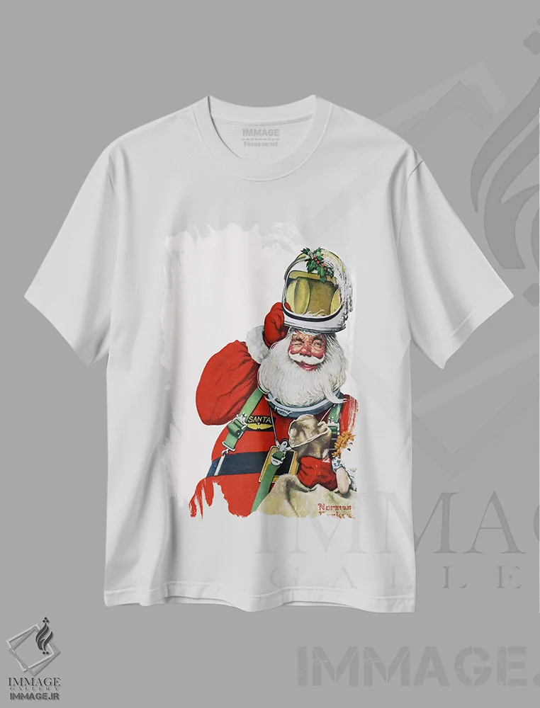 تیشرت سفید طرح دار بابانوئل دوران فضایی، هنر فاخر کلاسیک اثر نورمن راکول | immage.ir