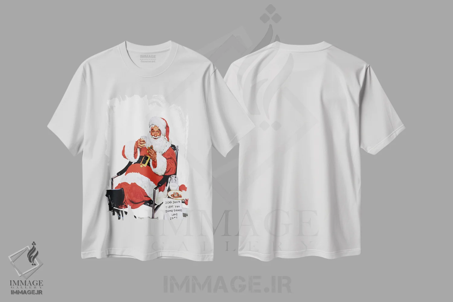 تیشرت سفید طرح دار بابانوئل در حال خوردن شیر و شیرینی، هنر فاخر کلاسیک اثر نورمن راکول | فروشگاه ایماژ