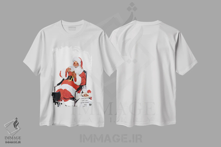 تیشرت سفید طرح دار بابانوئل در حال خوردن شیر و شیرینی، هنر فاخر کلاسیک اثر نورمن راکول | فروشگاه ایماژ