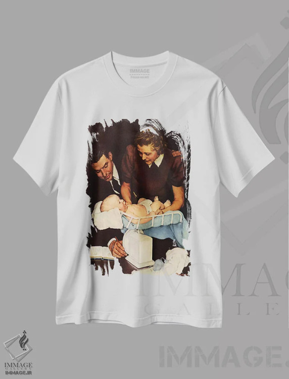 تیشرت سفید طرح دار وزن کردن نوزاد، هنر فاخر کلاسیک اثر نورمن راکول | فروشگاه ایماژ