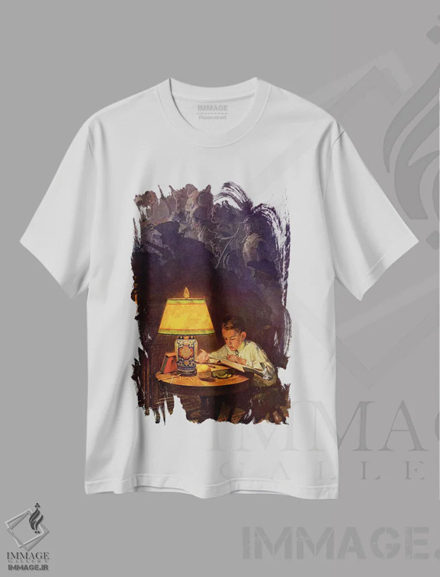 تیشرت سفید طرح دار پسر در حال خواندن ماجراجویی، هنر فاخر کلاسیک اثر نورمن راکول | فروشگاه ایماژ