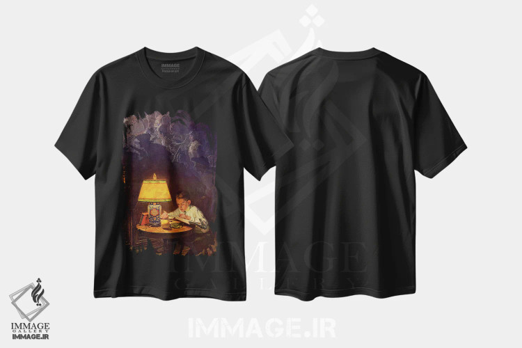 تیشرت مشکی طرح دار پسر در حال خواندن ماجراجویی، هنر فاخر کلاسیک اثر نورمن راکول | immage.ir
