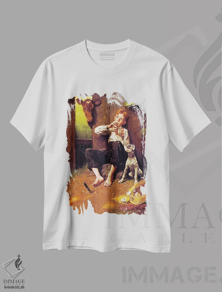 تیشرت سفید طرح دار پسر پابرهنه در حال فلوت زدن، هنر فاخر کلاسیک اثر نورمن راکول | immage.ir