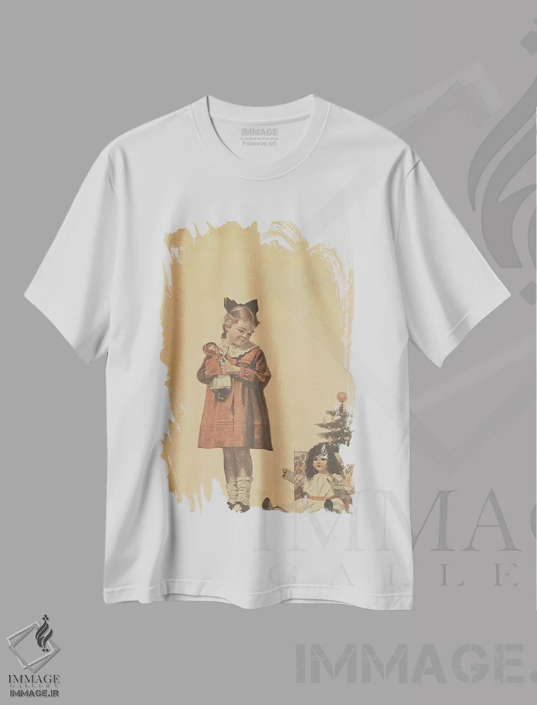 تیشرت سفید طرح دار دختر با عروسک کریسمس، هنر فاخر کلاسیک اثر نورمن راکول | فروشگاه ایماژ