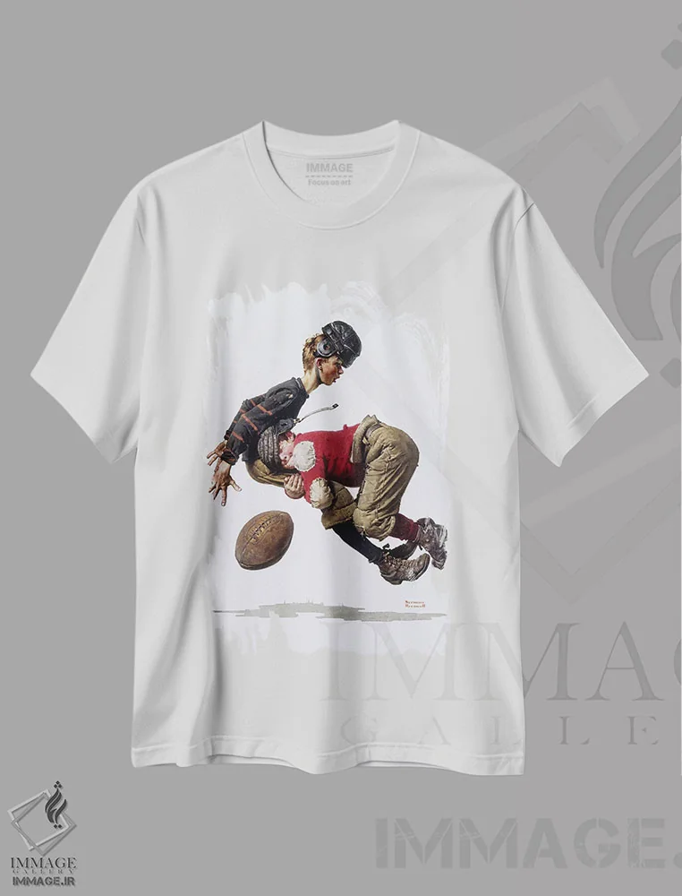 تیشرت سفید طرح دار پسر در حال تکل فوتبال، هنر فاخر کلاسیک اثر نورمن راکول | فروشگاه ایماژ