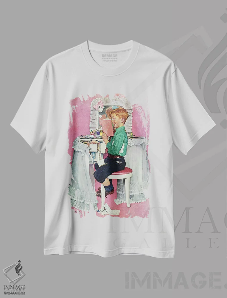 تیشرت سفید طرح دار پسری که دفتر خاطرات خواهرش را می خواند، هنر فاخر کلاسیک اثر نورمن راکول | فروشگاه ایماژ