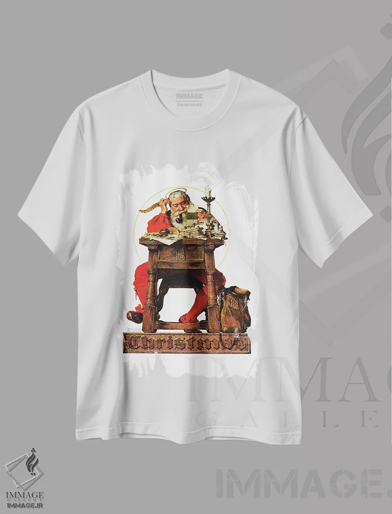 تیشرت سفید طرح دار بابانوئل پشت میزش، هنر فاخر کلاسیک اثر نورمن راکول | فروشگاه ایماژ