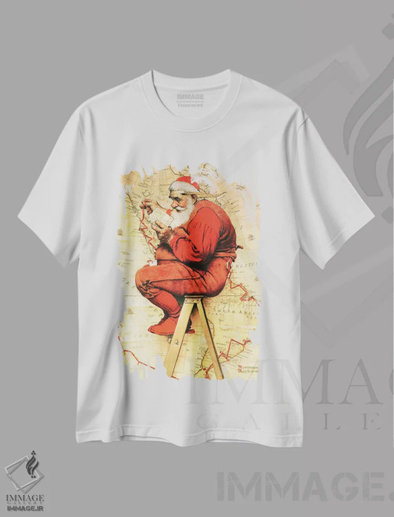 تیشرت سفید طرح دار بابانوئل کنار نقشه، هنر فاخر کلاسیک اثر نورمن راکول | immage.ir