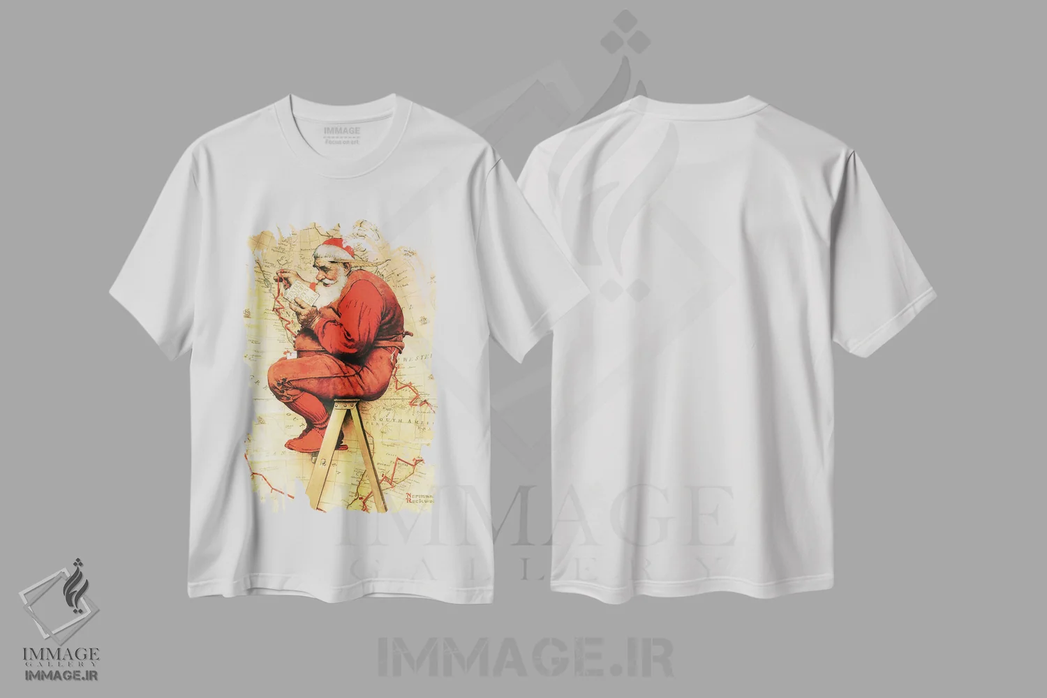 تیشرت سفید طرح دار بابانوئل کنار نقشه، هنر فاخر کلاسیک اثر نورمن راکول | immage.ir