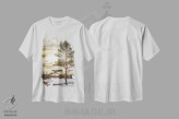 تیشرت سفید طرح دار کاج روشن شده با نور، مدیوم اثر نیک ریو | immage.ir