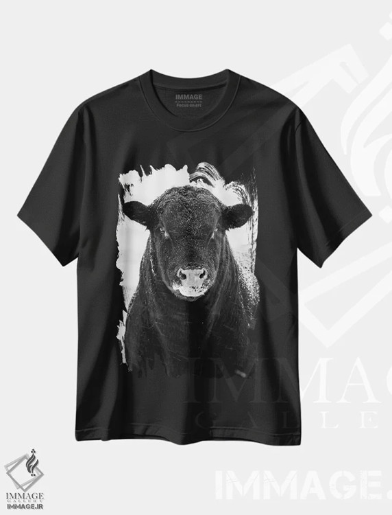 تیشرت مشکی طرح دار پرتره گاو در برف، عکاسی سیاه و سفید اثر نیک ریو | فروشگاه ایماژ