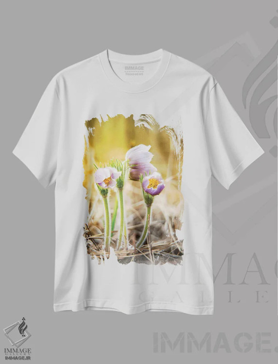 تیشرت سفید طرح دار گل های کروکوس، مدیوم اثر نیک ریو | فروشگاه ایماژ