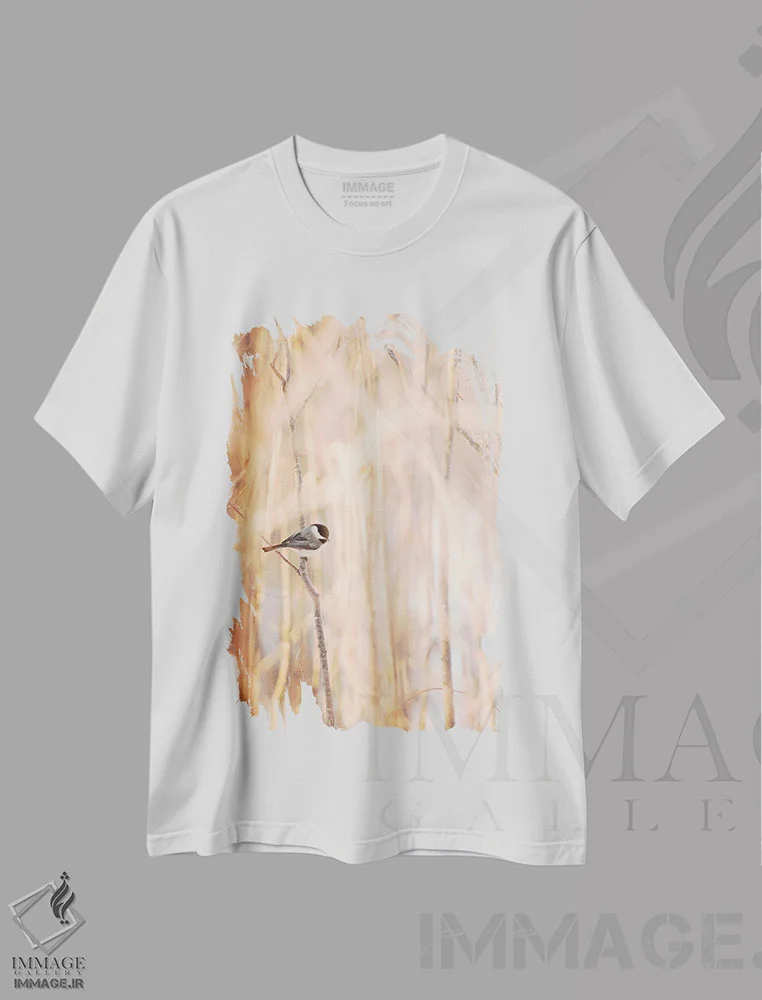 تیشرت سفید طرح دار پرنده روی نیمکت در میان علف های بلند، مدیوم اثر نیک ریو | immage.ir